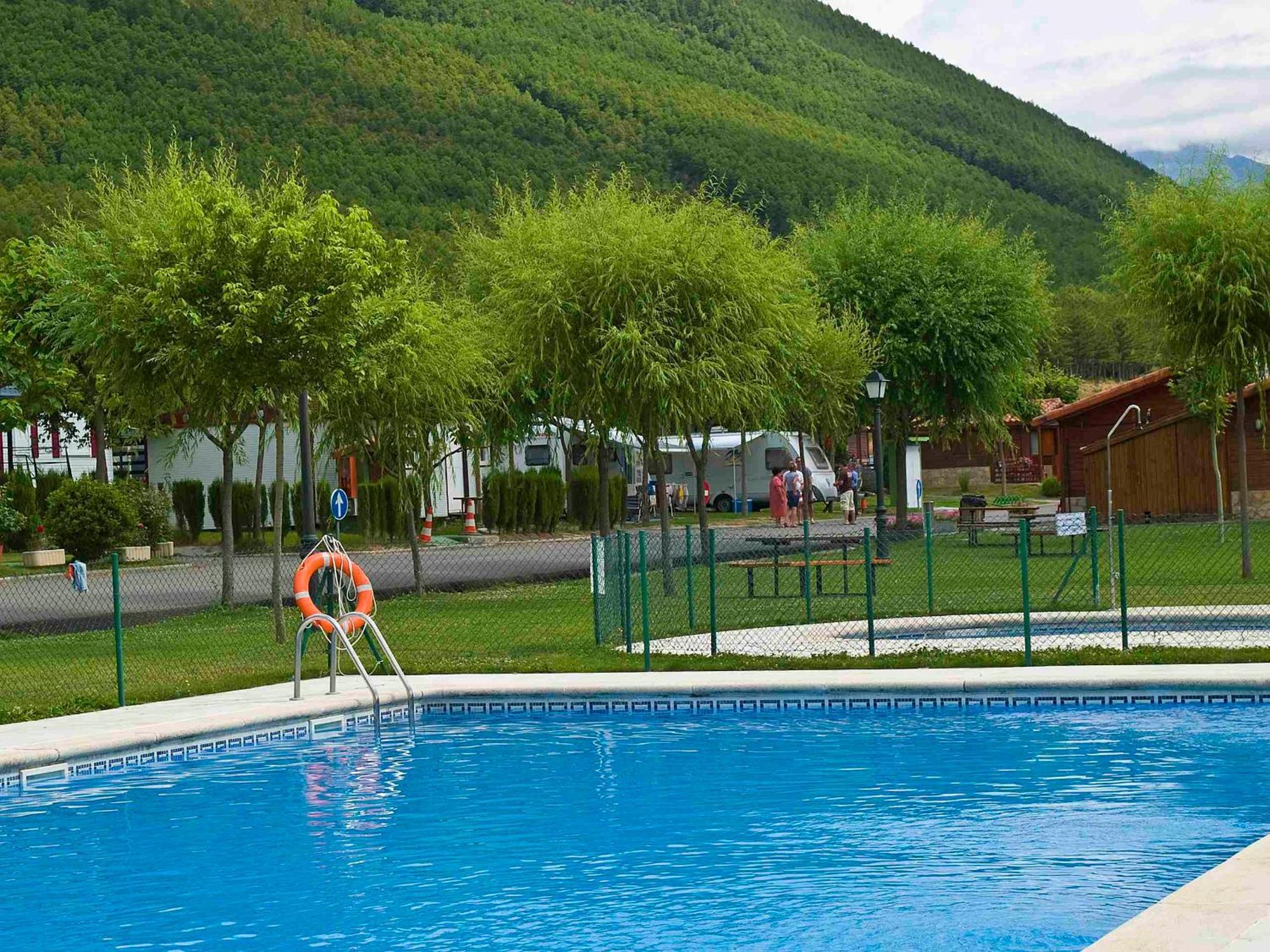 Camping Valle De Tena Sabiñánigo Екстериор снимка